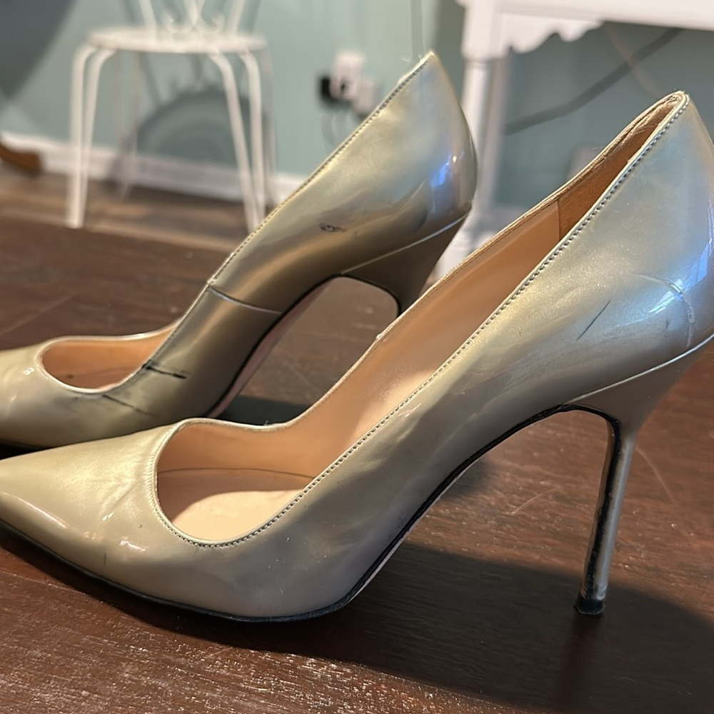 * Manolo Blahnik Size 37 Gold Patent Heels in Great Condition!